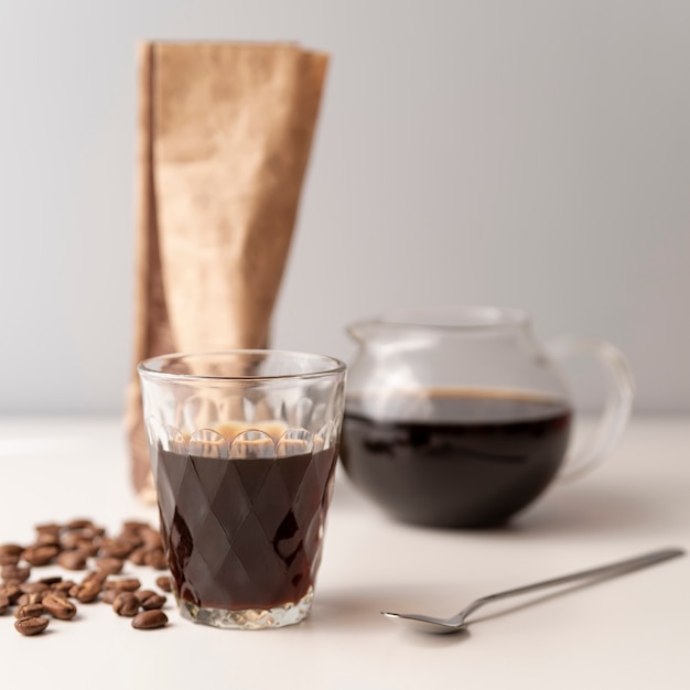 Foto gratuita vasos de café con granos de café.