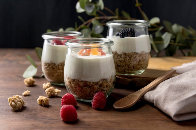 Foto gratuita vasos con cereal y yogurt