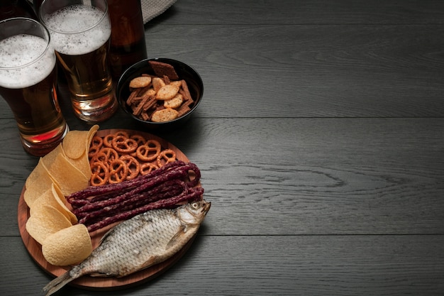 Foto gratuita vasos de cerveza y plato de comida con espacio de copia