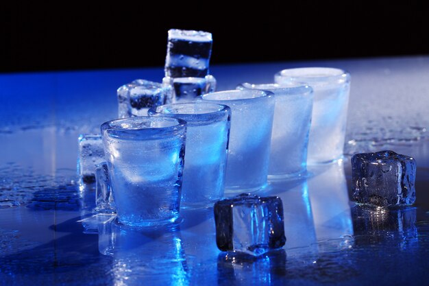 Vasos congelados con bebida fría de alochol