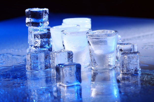 Vasos congelados con bebida fría de alochol