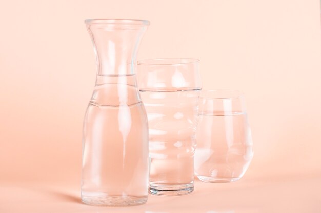 Vasos de diferentes tamaños con fondo de agua y durazno