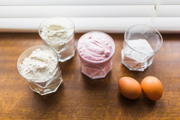 Foto gratuita vasos con ingredientes para pastelería