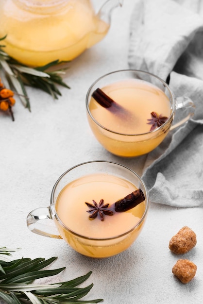 Foto gratuita vasos con jugo de canela aromatizado