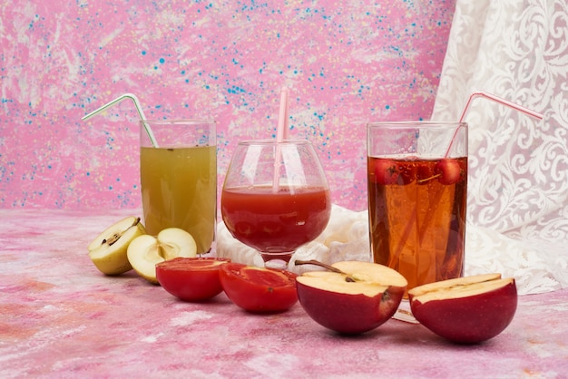 Vasos de jugo de manzana y tomate.