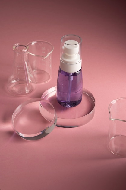 Foto gratuita vasos de laboratorio y botella de suero de ángulo alto