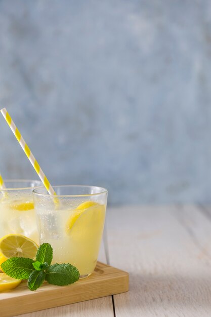 Vasos de limonada con pajitas