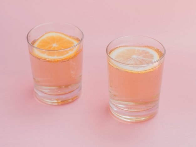 Foto gratuita vasos llenos de agua y rodajas de naranja.