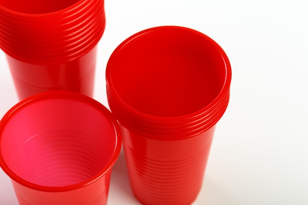 Foto gratuita vasos de plástico desechables rojos