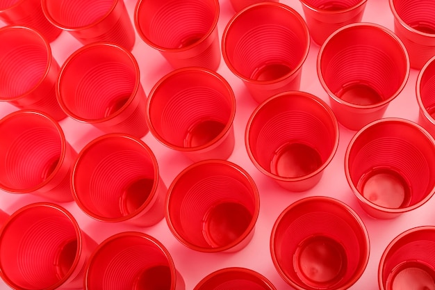 Foto gratuita vasos de plástico desechables rojos
