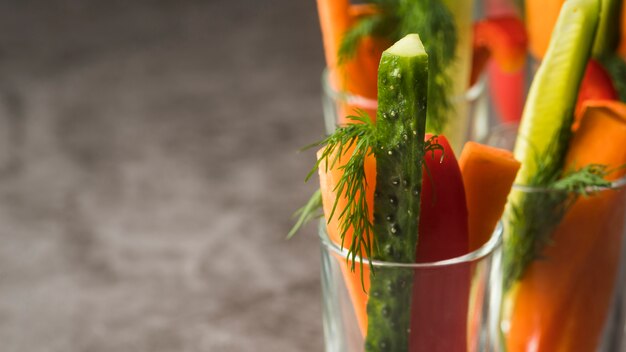 Vasos de primer plano con verduras