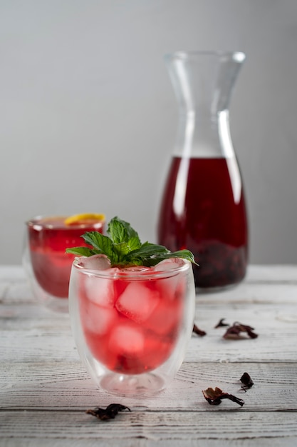 Vasos de refrescante té helado de hibisco