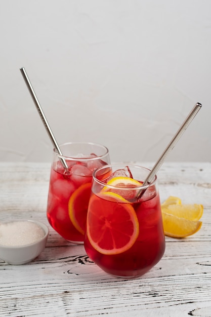 Foto gratuita vasos de refrescante té helado de hibisco