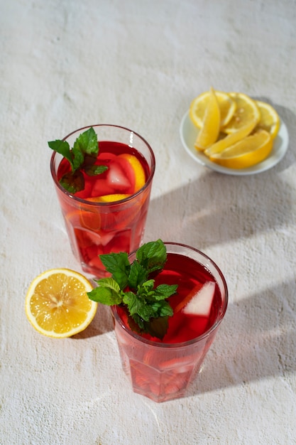 Vasos de refrescante té helado de hibisco