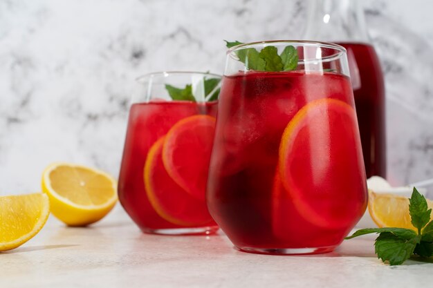 Vasos de refrescante té helado de hibisco