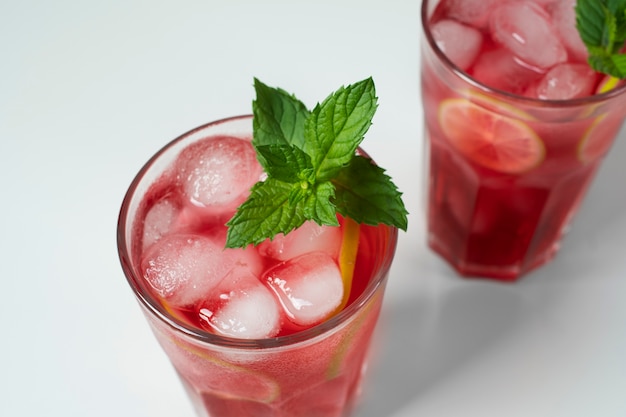 Vasos de refrescante té helado de hibisco