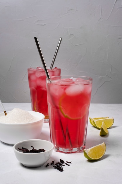 Vasos de refrescante té helado de hibisco