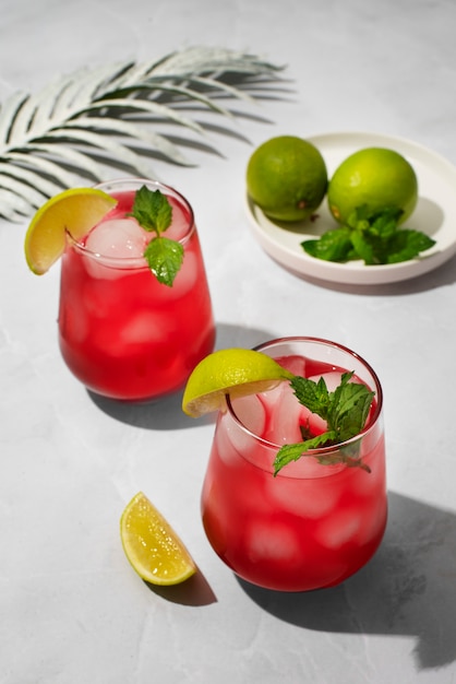 Foto gratuita vasos de refrescante té helado de hibisco