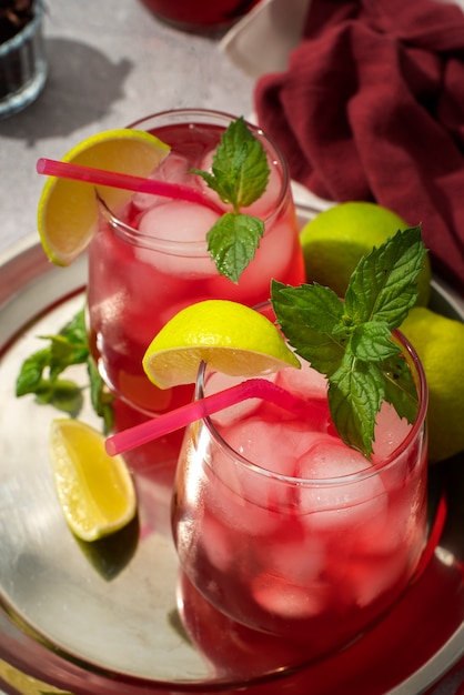 Foto gratuita vasos de refrescante té helado de hibisco