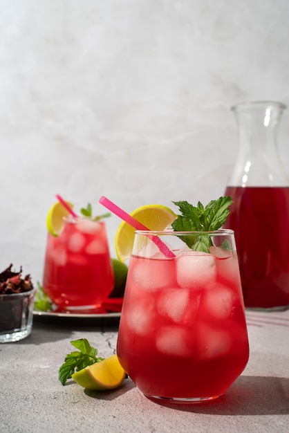 Vasos de refrescante té helado de hibisco