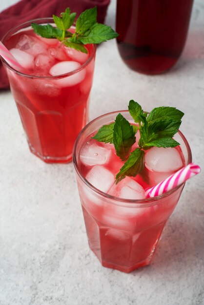 Vasos de refrescante té helado de hibisco