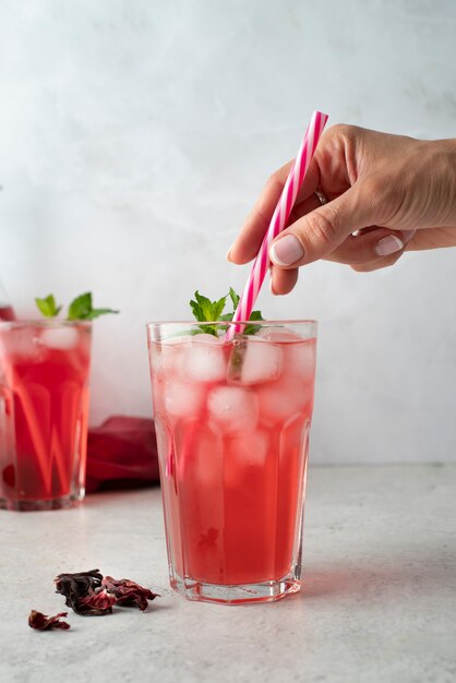 Vasos de refrescante té helado de hibisco