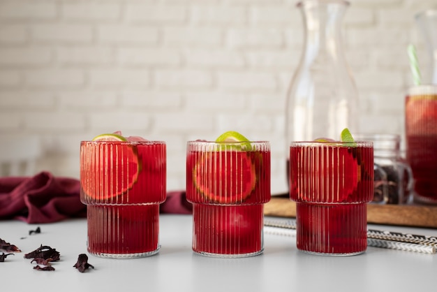 Vasos de refrescante té helado de hibisco