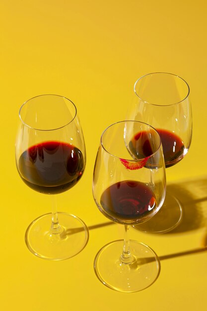 Vasos sucios con vino tinto