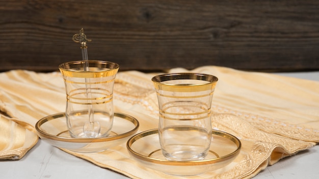 Vasos para té árabe en mesa