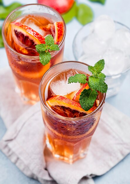 Vasos con té helado de frutas aromáticas