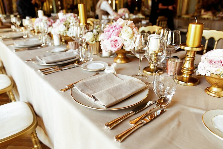 Foto gratuito los vasos de vidrio brillantes y los cubiertos están decorados en la mesa de la cena.