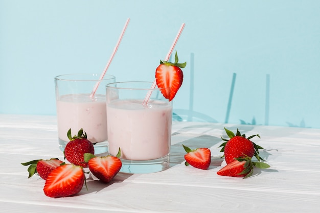 Foto gratuita vasos de yogur de fresa con bayas