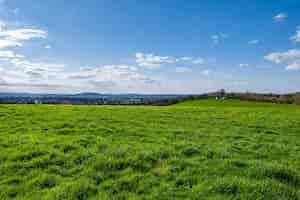 Foto gratuita vasto valle verde con un cielo azul durante el día