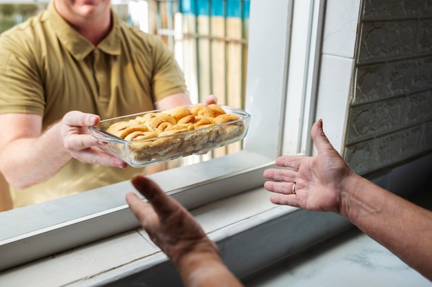 Foto gratuita vecinos compartiendo delicioso pastel