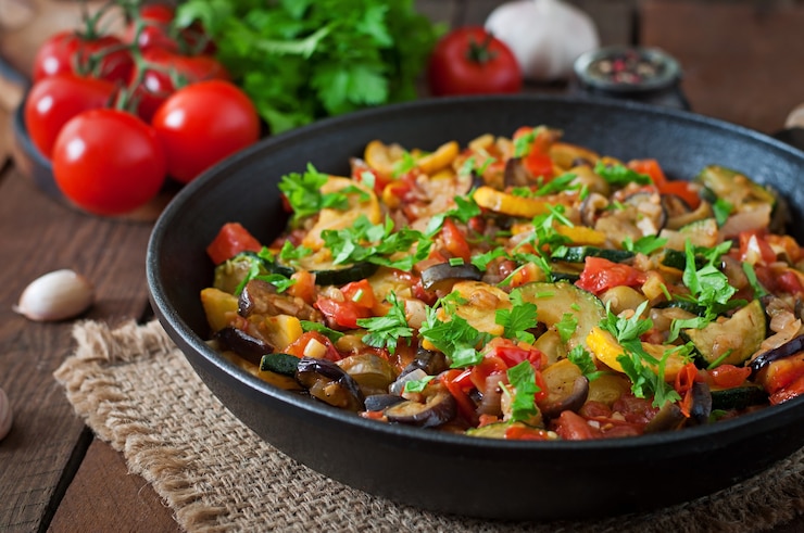 Photo Gratis vegetable ratatouille in frying pan on a wooden table