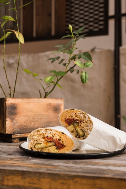 Vegetal casero envuelto en un plato sobre la mesa