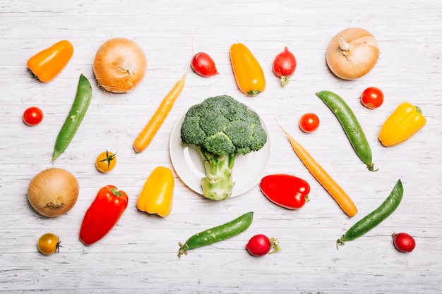 Vegetales alrededor de la placa con brócoli