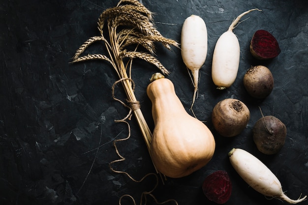 Foto gratuita vegetales con calabaza fresca madura