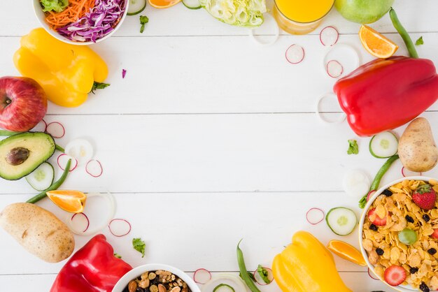 Vegetales; ensalada; Tazón de frutas y copos de maíz en el escritorio de madera blanco con espacio para escribir el texto