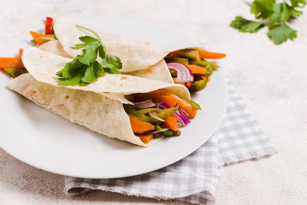 Vegetales envueltos en pita en un plato