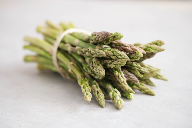 Vegetales. Espárragos verdes en la mesa