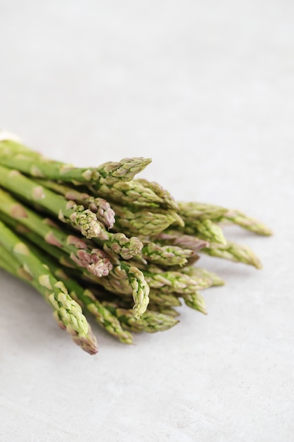 Vegetales. Espárragos verdes en la mesa