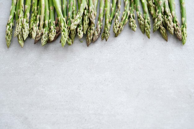 Vegetales. Espárragos verdes en la mesa