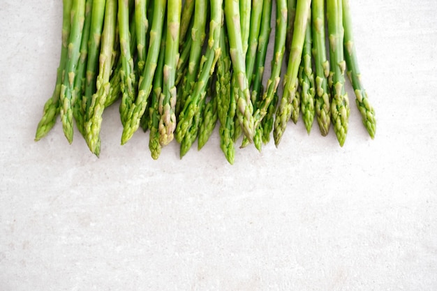 Foto gratuita vegetales. espárragos verdes en la mesa