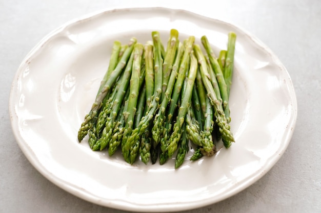 Vegetales. Espárragos verdes en la mesa