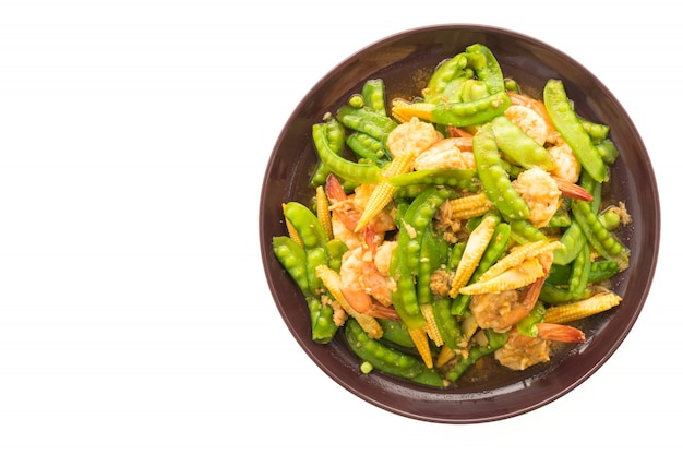 Foto gratuita vegetales fritos con camarones o gambas en plato