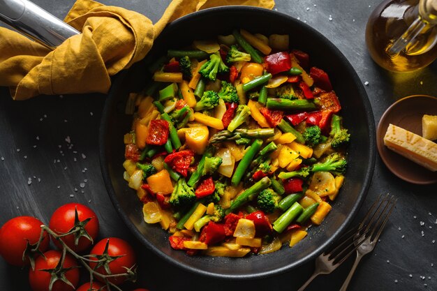 Vegetales fritos con salsa en sartén