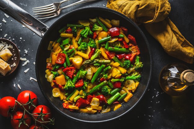 Vegetales fritos con salsa en sartén