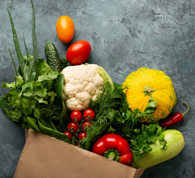 Vegetales laicos planos sobre fondo de estuco