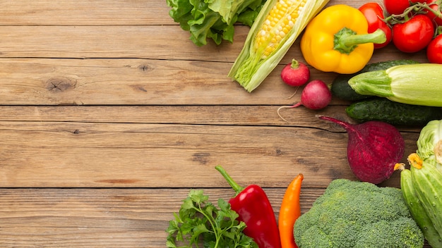 Foto gratuita vegetales laicos planos sobre mesa de madera